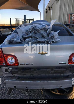 SALTON CITY, CALIFORNIA - El Centro di frontiera nel settore degli agenti PATROL dalla stazione di Indio assegnato all'Autostrada 86 checkpoint arrestato un uomo sospettato di contrabbando di droga nei pannelli a bilanciere del suo veicolo di domenica. Questo sequestro non solo nega di organizzazioni criminali transnazionali il denaro e le risorse necessarie per continuare le loro attività illecite ma aiuta anche a mantenere le nostre comunità di sicuro. Il problema del traffico di droga ha avuto un peso combinato di 25.02 sterline con una stima di valore di strada di $80,064. Foto fornite da parte degli Stati Uniti Delle dogane e della protezione delle frontiere Foto Stock