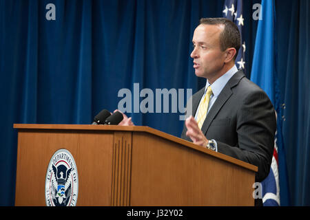 013117: Washington, DC - Segretario di Homeland Security John Kelly ha partecipato a una disponibilità di supporti a fianco degli Stati Uniti Delle dogane e della protezione delle frontiere (CBP) deliberando Commissario Kevin McAleenan, U.S. Immigrazione e dogane esecuzione (ghiaccio) Direttore Thomas Homan e ufficio di intelligence e di analisi (I&amp;A) agiscono sotto segretario David Glawe per discutere l'attuazione operativa del presidente degli ordini esecutivi. Visto qui parlando è I&amp;un agente Sotto Segretario David Glawe. Il CBP Fotografo: Donna Burton Foto Stock