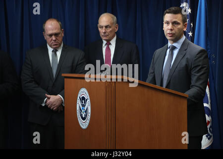 013117: Washington, DC - Segretario di Homeland Security John Kelly ha partecipato a una disponibilità di supporti a fianco degli Stati Uniti Delle dogane e della protezione delle frontiere (CBP) deliberando Commissario Kevin McAleenan, U.S. Immigrazione e dogane esecuzione (ghiaccio) Direttore Thomas Homan e ufficio di intelligence e di analisi (I&amp;A) agiscono sotto segretario David Glawe per discutere l'attuazione operativa del presidente degli ordini esecutivi. A parlare è il CBP deliberando Commissario Kevin McAleenan. Il CBP Fotografo: Donna Burton Foto Stock