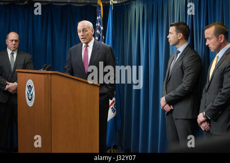 013117: Washington, DC - Segretario di Homeland Security John Kelly ha partecipato a una disponibilità di supporti a fianco degli Stati Uniti Delle dogane e della protezione delle frontiere (CBP) deliberando Commissario Kevin McAleenan, U.S. Immigrazione e dogane esecuzione (ghiaccio) Direttore Thomas Homan e ufficio di intelligence e di analisi (I&amp;A) agiscono sotto segretario David Glawe per discutere l'attuazione operativa del presidente degli ordini esecutivi. A parlare è il DHS Segretario John Kelly. Il CBP Fotografo: Donna Burton Foto Stock