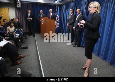 013117: Washington, DC - Segretario di Homeland Security John Kelly ha partecipato a una disponibilità di supporti a fianco degli Stati Uniti Delle dogane e della protezione delle frontiere (CBP) deliberando Commissario Kevin McAleenan, U.S. Immigrazione e dogane esecuzione (ghiaccio) Direttore Thomas Homan e ufficio di intelligence e di analisi (I&amp;A) agiscono sotto segretario David Glawe per discutere l'attuazione operativa del presidente esecutivo della orders.CBP Fotografo: Donna Burton Foto Stock