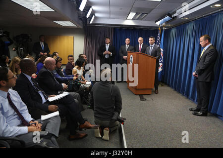 013117: Washington, DC - Segretario di Homeland Security John Kelly ha partecipato a una disponibilità di supporti a fianco degli Stati Uniti Delle dogane e della protezione delle frontiere (CBP) deliberando Commissario Kevin McAleenan, U.S. Immigrazione e dogane esecuzione (ghiaccio) Direttore Thomas Homan e ufficio di intelligence e di analisi (I&amp;A) agiscono sotto segretario David Glawe per discutere l'attuazione operativa del presidente degli ordini esecutivi. A parlare è il CBP deliberando Commissario Kevin McAleenan. Il CBP Fotografo: Donna Burton Foto Stock