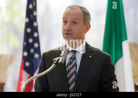 Ambasciatore Italiano per gli Stati Uniti di Armando Varricchio offre un commento come egli ospita una cerimonia del rimpatrio di manufatti storico recuperato dagli Stati Uniti e presentato al governo dell'Italia all'Ambasciata italiana a Washington D.C., il 9 dicembre, 2016. Stati Uniti Delle dogane e della protezione delle frontiere Foto di Glenn Fawcett Foto Stock