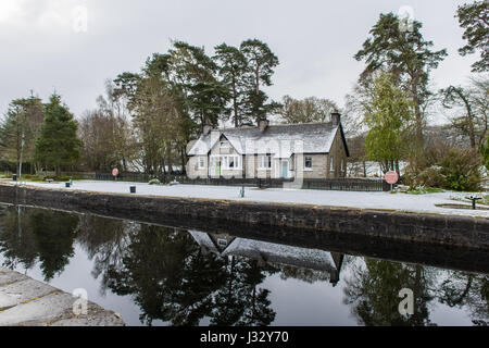 Serratura Kytra cottage nella neve, Caledonian Canal, Highlands, Scotland, Regno Unito. Foto Stock