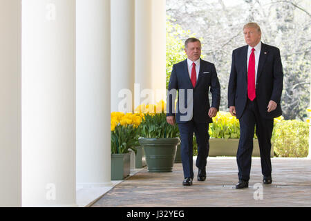 Presidente Trump e il Primo Ministro danese Lars Løkke Rasmussen agitare le mani sul Giovedi, 30 marzo 2017, durante una riunione in ufficio Ovale della Casa Bianca di Washington, D.C. Foto Stock