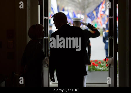 Momenti prima del presidente egiziano Abdel Fattah Al Sisi arriva all'ala ad ovest la Lobby della Casa Bianca, Presidente Trump parla con un membro del personale su Lunedi, 3 aprile 2017, a Washington D.C. Foto Stock