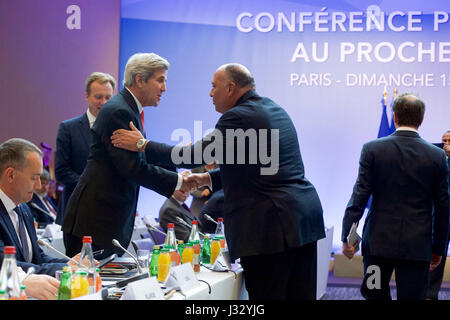 Stati Uniti Il segretario di Stato John Kerry scuote le mani con il Ministro degli Affari Esteri egiziano Sameh Shoukry il 15 gennaio 2017, presso il Ministero degli Affari Esteri Centro Congressi di Parigi, Francia, prima di un francese ha ospitato la conferenza sul Medio Oriente la pace. Foto Stock