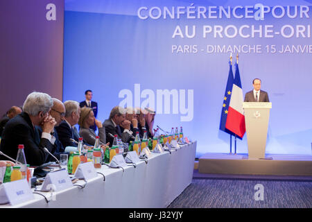 Il Segretario di Stato americano John Kerry ascolta il Presidente francese Francois Hollande al Centro Congressi del Ministero degli affari Esteri di Parigi il 15 gennaio 2017, durante il lancio di una conferenza di pace in Medio Oriente ospitata in Francia. Foto Stock