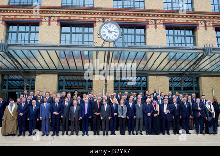 Il Segretario di Stato americano John Kerry si schierò con il presidente francese Francois Hollande e altri diplomatici durante la conferenza del 15 gennaio 2017 sulla pace in Medio Oriente a Parigi. Questo evento mirava ad affrontare i conflitti e a promuovere la stabilità regionale in Medio Oriente. Foto Stock