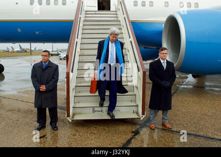 Stati Uniti Il segretario di Stato John Kerry passi fuori il suo aereo il 16 gennaio 2017, dopo il suo arrivo a Londra Stansted Aeroporto di Stansted Mountfitchet, Regno Unito, da Parigi, Francia, per le riunioni con l'Arcivescovo di Canterbury e il Segretario degli esteri britannico Boris Johnson durante il Segretario finale di viaggio all'estero come un armadio officer. Foto Stock