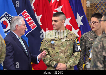 Stati Uniti Il segretario di Stato Rex Tillerson parla con Stati Uniti e ROK soldati prima di pranzo presso il Camp Bonifas vicino al coreano zona demilitarizzata (DMZ) il 17 marzo 2017. Foto Stock