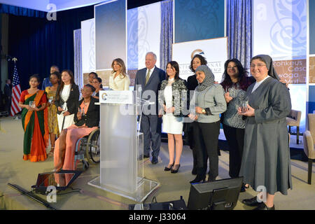 La First Lady Melania Trump e il Sottosegretario di Stato per gli Affari Politici Thomas A. Shannon posano per una foto con il 2017 Segretario di Stato internazionale di donne di coraggio Awardees nel corso di una cerimonia presso l'U.S. Il Dipartimento di Stato a Washington D.C., il 29 marzo 2017. Il 2017 awardees sono Giovanni Akter, attivista contro Inizio/ matrimonio forzato, Bangladesh; Malebogo Molefhe, attivista per i Diritti Umani, il Botswana; Natalia Ponce de Leon, Presidente, Natalia Ponce de Leon Foundation, Colombia; Rebecca Kabugho, politico e attivista sociale e nella Repubblica democratica del Congo; Jannat Al Ghezi, Vice Dir Foto Stock