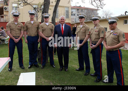 Stati Uniti Il segretario di Stato Rex Tillerson in posa per una foto con il Marine guardia di sicurezza il distacco presso l'U.S. Ambasciata di Ankara, Turchia, il 30 marzo 2017. Foto Stock