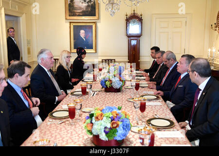 Stati Uniti Il segretario di Stato Rex Tillerson partecipa a un pranzo di lavoro con giordana, il re Abdullah II Ibn Al Hussein presso l'U.S. Il Dipartimento di Stato a Washington D.C., il 4 aprile 2017. Foto Stock