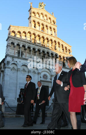 Con il Duomo in background, U.S. Il segretario di Stato Rex Tillerson parla con l Unione Europea Alto rappresentante per gli Affari Esteri Federica Mogherini durante un tour a piedi di Lucca, Italia, il 10 aprile 2017. Foto Stock