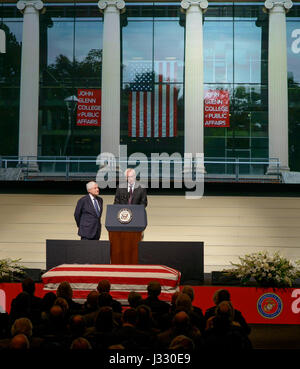 Il banchiere e albergatore di Cincinnati Louis Beck parla durante un servizio per John Glenn, ex astronauta e senatore degli Stati Uniti, tenutosi presso l'Ohio State University nel dicembre 2016. Foto Stock