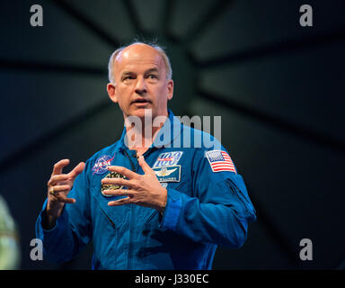 L'astronauta della NASA Jeff Williams parla della sua volta a bordo della Stazione Spaziale Internazionale durante spedizioni 47 e 48 giovedì, 23 marzo 2017 presso lo Smithsonian, il Museo Nazionale dell'aria e dello spazio a Washington. Jeff Williams ha completato la sua quarta missione quando ha atterrato in una remota area vicino alla città di Zhezkazgan, Kazakistan nel settembre 2016, rompendo il record per il maggior numero di giorni nello spazio con un totale di 534 giorni. Photo credit: (NASA/Aubrey Gemignani) Foto Stock