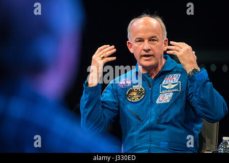 L'astronauta della NASA Jeff Williams parla del suo tempo sulla stazione spaziale Internazionale durante le spedizioni 47 e 48 al National Air and Space Museum. Ha stabilito un record con 534 giorni nello spazio, segnando la sua quarta missione, e ha condiviso approfondimenti sulla vita spaziale. Foto Stock
