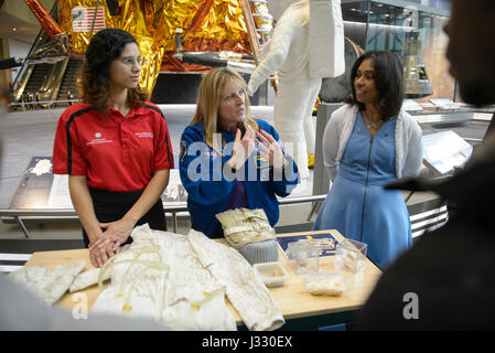 Rae Stewart, un Smithsonian National Air & Space Museum e illustrativa di junior a American University specializazione in fisica e astrofisica, sinistra, astronauta della NASA Kay Noleggio e Aprille Ericsson, nuovo responsabile aziendale dei sistemi di strumentazione e tecnologia presso la divisione di NASA Goddard Centro di volo spaziale, sinistra, parlare con gli studenti durante la festa delle Donne la storia del mese - Infiammandosi per stelo evento presso lo Smithsonian, il Museo Nazionale dell'aria e dello spazio, Martedì, Marzo 28, 2017 a Washington, DC. Foto Stock