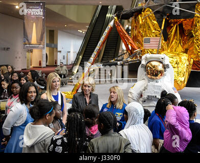 Aprille Ericsson, nuovo responsabile aziendale dei sistemi di strumentazione e tecnologia presso la divisione di NASA Goddard Centro di volo spaziale, sinistra, Ivanka Trump, figlia di U.S. Presidente Donald Trump, la seconda da sinistra, U.S. Segretario dell Educazione Betsy DeVos, secondo da destra, e l'astronauta della NASA Kay noleggio, diritto, sono visti con gli studenti durante la festa delle Donne la storia del mese - Infiammandosi per stelo evento presso lo Smithsonian, il Museo Nazionale dell'aria e dello spazio, Martedì, Marzo 28, 2017 a Washington, DC. Foto Stock