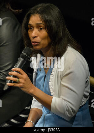 Aprille Ericsson, nuovo responsabile aziendale dei sistemi di strumentazione e tecnologia presso la divisione di NASA Goddard Centro di volo spaziale parla durante la festa delle Donne la storia del mese - Infiammandosi per stelo evento presso lo Smithsonian, il Museo Nazionale dell'aria e dello spazio, Martedì, Marzo 28, 2017 a Washington, DC. Foto Stock