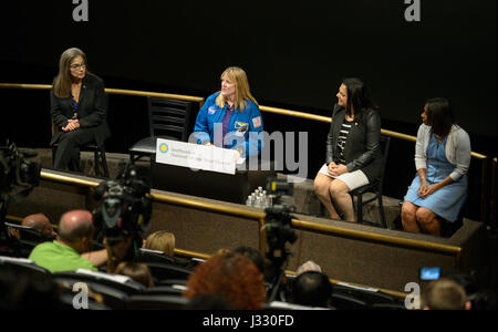 Messa a terra della NASA Science Division Vice Direttore Sandra Cauffman, sinistra, NASA Astrofisica Divisione Vice Direttore Andrea Razzaghi, secondo da destra e Aprille Ericsson, nuovo responsabile aziendale dei sistemi di strumentazione e tecnologia presso la divisione di NASA Goddard Centro di volo spaziale, diritto, guarda su come astronauta della NASA Kay noleggio, centro, parla durante la festa delle Donne la storia del mese - Infiammandosi per stelo evento presso lo Smithsonian, il Museo Nazionale dell'aria e dello spazio, Martedì, Marzo 28, 2017 a Washington, DC. Foto Stock