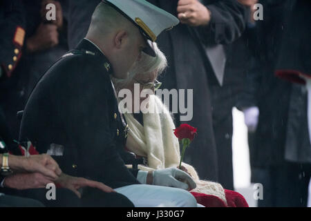 Annie Glenn, moglie di ex astronauta e U.S. Il senatore John Glenn è visto come il marito è prevista a riposo durante una piena gli onori militari inumazione cerimonia presso il Cimitero Nazionale di Arlington il Giovedi, Aprile 6, 2017 in Virginia. Egli è stato il primo americano in orbita sulla Terra il 20 febbraio 1962, in un periodo di cinque ore di volo a bordo dell'Amicizia 7 veicolo spaziale. In 1998, Glenn ha rotto un altro record riportando allo spazio all'età di 77 sulla navetta spaziale Discovery. Photo credit: (NASA/Aubrey Gemignani) Foto Stock