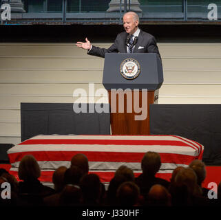 Il vicepresidente Joe Biden tiene un elogio al servizio commemorativo per John Glenn, ex astronauta e senatore degli Stati Uniti, il 17 dicembre 2016, presso l'Ohio State University. Il servizio celebrava i contributi di Glenn all'esplorazione spaziale e al servizio pubblico. Foto Stock