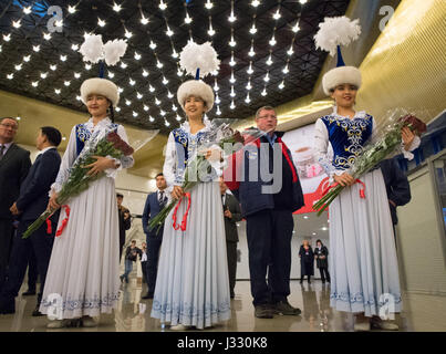 Ragazze in Kazakistan tradizionale abito attendere per accogliere il ritorno di Expedition 50 comandante Shane Kimbrough della NASA e gli ingegneri di volo Sergey Ryzhikov e Andrey Borisenko di Roscosmos a Karaganda Aeroporto cerimonia di benvenuto in Kazakistan il lunedì 10 aprile, 2017. 2017 (kazako tempo). Kimbrough, Ryzhikov e Borisenko stanno ritornando dopo 173 giorni in uno spazio in cui essi sono serviti come membri della spedizione 49 e 50 equipaggi a bordo della Stazione Spaziale Internazionale. Photo credit: (NASA/Bill Ingalls) Foto Stock