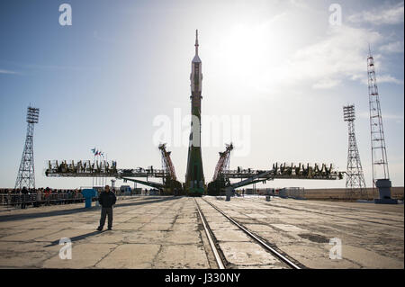 Il Sojuz MS-04 è pronto per il lancio al Cosmodromo di Baikonur in Kazakistan il 17 aprile 2017. La missione trasporterà il comandante di Roscosmos Fyodor Yurchikhin e l'ingegnere di volo della NASA Jack Fischer alla stazione spaziale Internazionale per la spedizione 51. Foto Stock