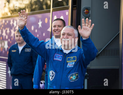 Expedition 51 membri di equipaggio, Soyuz Commander Fyodor Yurchikhin di Roscosmos, anteriore e tecnico di volo Jack Fischer della NASA, retro, Wave addio a parenti e amici come essi partono il cosmonauta Hotel per soddisfare-up per il loro lancio Soyuz alla Stazione Spaziale Internazionale Giovedì, 20 aprile 2017 di Baikonur in Kazakhstan. Lancio del razzo Soyuz è previsto per il 1:13PM Aprile 20 Cosmodromo di tempo e invierà Yurchikhin e Fischer su un quattro e mezzo mesi di missione a bordo della Stazione Spaziale Internazionale. Photo credit: (NASA/Aubrey Gemignani) Foto Stock