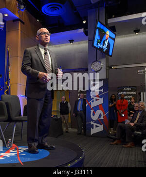 L'amministratore della NASA Charles Bolden parla all'ultimo municipio della NASA con il vice amministratore Dava Newman e l'amministratore associato Robert Lightfoot presso la sede della NASA, il 12 gennaio 2017. Foto Stock