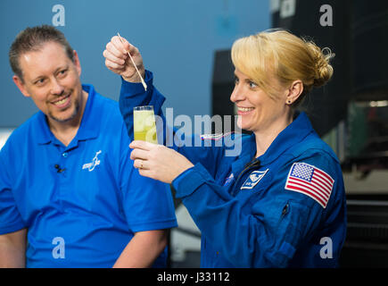 L'astronauta della NASA Kate Rubins conduce un esperimento di DNA per un gambo nel segmento 30, giovedì, 27 Aprile 2017 presso lo Smithsonian, il Museo Nazionale dell'aria e dello spazio a Washington. Rubins servita sulla Stazione Spaziale Internazionale durante spedizioni 48 e 49 e divenne la prima persona ad una sequenza di DNA in uno spazio. Ha completato la sua prima missione quando ha atterrato in una remota area vicino alla città di Zhezkazgan, Kazakistan nel mese di ottobre 2016. Photo credit: (NASA/Aubrey Gemignani) Foto Stock