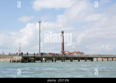 Un gruppo di persone di pesca con asta e la linea da un pontile in Eastney Portsmouth. Ricche opportunita all'entrata di Langstone Harbour. Foto Stock