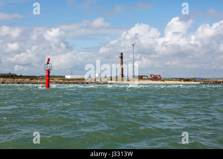 Esecuzione di the Rapids all'entrata di Langstone Harbour. Acqua grezza dove il vento fruste fino alla superficie in corrispondenza della variazione della marea. Foto Stock