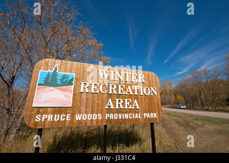 Segno a boschi di abete rosso Parco Provinciale (inverno recreation area), Manitoba, Canada Foto Stock