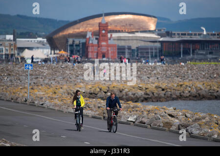 Il Rosso Mattone di Edificio Pierhead, Senedd e Wales Millennium Centre visto dalla Baia di Cardiff barrage a Cardiff, nel Galles, UK. Foto Stock