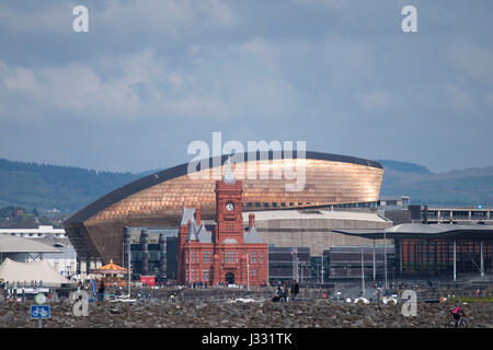 Il Rosso Mattone di Edificio Pierhead, Senedd e Wales Millennium Centre visto dalla Baia di Cardiff barrage a Cardiff, nel Galles, UK. Foto Stock