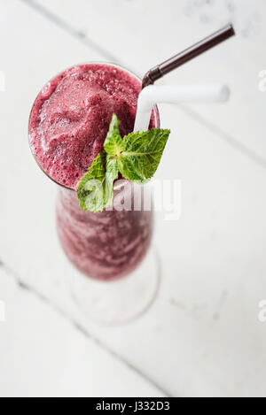 Freschi mescolati a bacca rossa frullato di frutta di vetro con la menta Foto Stock