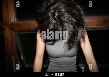 Felice giovane donna divertirsi a una festa Foto Stock