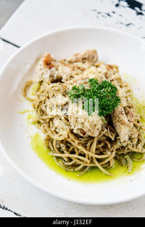 Il cibo italiano e di pollo spaghetti al formaggio al pesto pasto Foto Stock