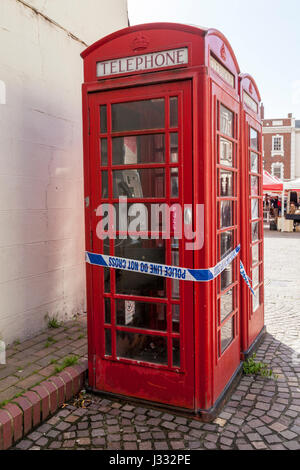 Scena del Crimine: Polizia il nastro avvolto intorno a una cabina telefonica, Newark on Trent, Nottinghamshire, England, Regno Unito Foto Stock