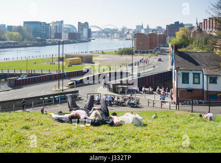 Newcastle Quayside: vista del fiume Tyne dalla banca erbosa vicino 'Tyne Bar' pub a Ouseburn. Newcastle upon Tyne. In Inghilterra. Regno Unito Foto Stock