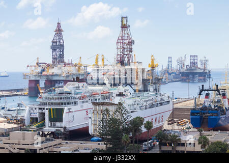 Le navi in drydock con smantellate piattaforme petrolifere in background in Puerto de la Luz a Las Palmas porta. Gran Canaria Isole Canarie Spagna Foto Stock