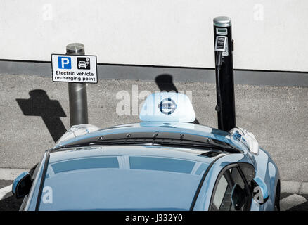 Auto elettrica punto di ricarica nel parcheggio. Regno Unito Foto Stock