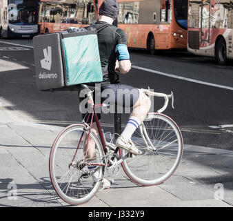 Corriere Deliveroo sulla bicicletta in Newcastle upon Tyne. Inghilterra, Regno Unito Foto Stock