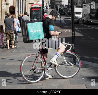 Corriere Deliveroo sulla bicicletta in Newcastle upon Tyne. Inghilterra, Regno Unito Foto Stock