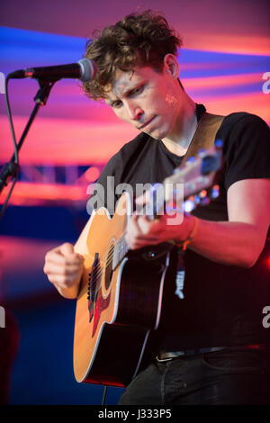 Vicarage Farm, Woodmancott, Winchester, Hampshire, Regno Unito. Il 30 giugno 2016. Local Winchester cantante acustico, Josh Savage esegue a Blissfields Music Festival 2016. House Party Tema. Blissfields Music Festival è stato fondato nel 2001 da Paolo e Mel Bliss e ha raccolto un certo numero di premi nel corso degli anni tra cui il "miglior piccolo Festival' presso la UK Festival Awards nel 2007. © sarà Bailey / Alamy Foto Stock