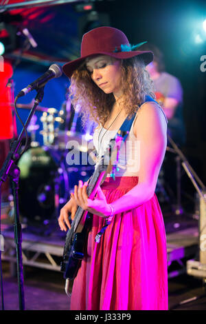 Vicarage Farm, Woodmancott, Winchester, Hampshire, Regno Unito. Il 30 giugno 2016. Local Winchester cantante acustico, Josh Savage esegue a Blissfields Music Festival 2016. House Party Tema. Blissfields Music Festival è stato fondato nel 2001 da Paolo e Mel Bliss e ha raccolto un certo numero di premi nel corso degli anni tra cui il "miglior piccolo Festival' presso la UK Festival Awards nel 2007. © sarà Bailey / Alamy Foto Stock