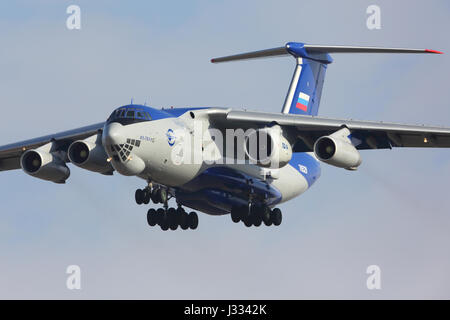 ZHUKOVSKY, Moscow Region, Russia - 15 Marzo 2017: Ilyushin IL-76LL 76529 banco di prova di volo con il nuovo PD-14 motore in atterraggio a Zhukovsky - Ramenskoe airpor Foto Stock
